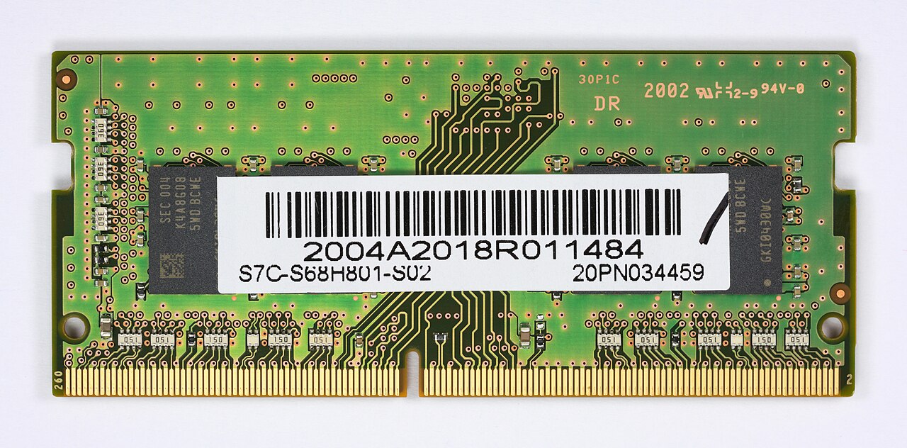 Modul RAM DDR4 8GB SO-DIMM buatan Samsung — komponen utama yang mengalami kenaikan harga signifikan